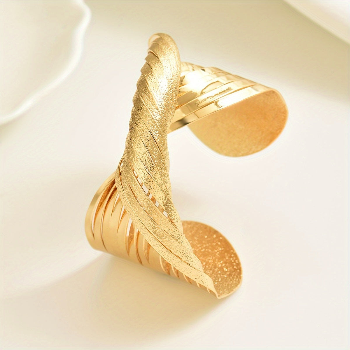 Rohkea Kierretty Linja Valkokulta Matta Bangle