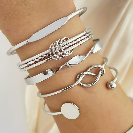 Solmuilla varustettu eleganssi -rannekorusetti | Valkokulta